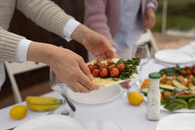 Amigos de mediana edad divirtiéndose en el festival de comida