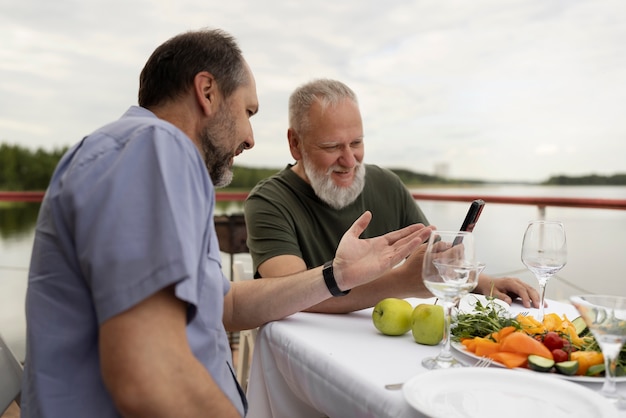 Foto gratuita amigos de mediana edad divirtiéndose en el festival de comida