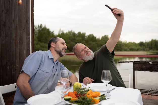 Foto gratuita amigos de mediana edad divirtiéndose en el festival de comida