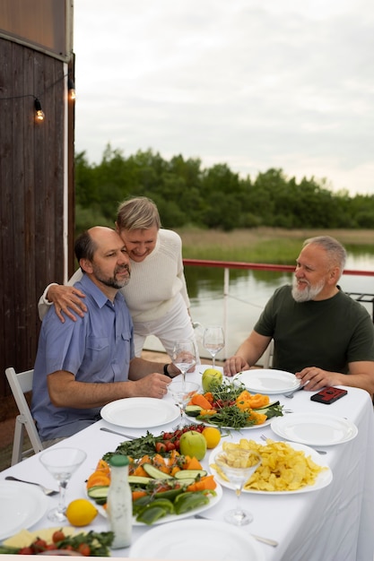 Foto gratuita amigos de mediana edad divirtiéndose en el festival de comida