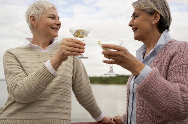 Amigos de mediana edad divirtiéndose en el festival de comida