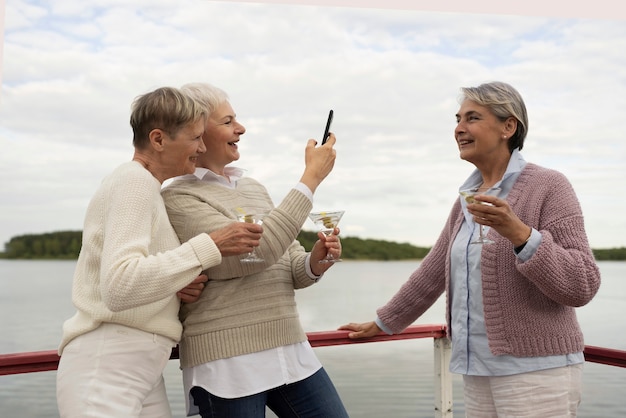 Amigos de mediana edad divirtiéndose en el festival de comida