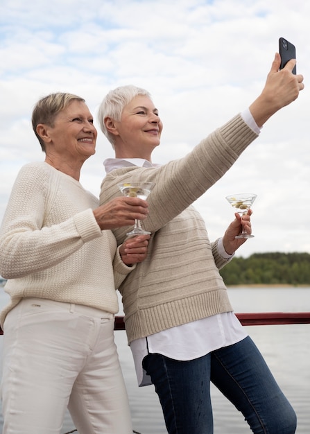 Foto gratuita amigos de mediana edad divirtiéndose en el festival de comida