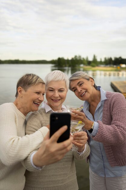 Amigos de mediana edad divirtiéndose en el festival de comida