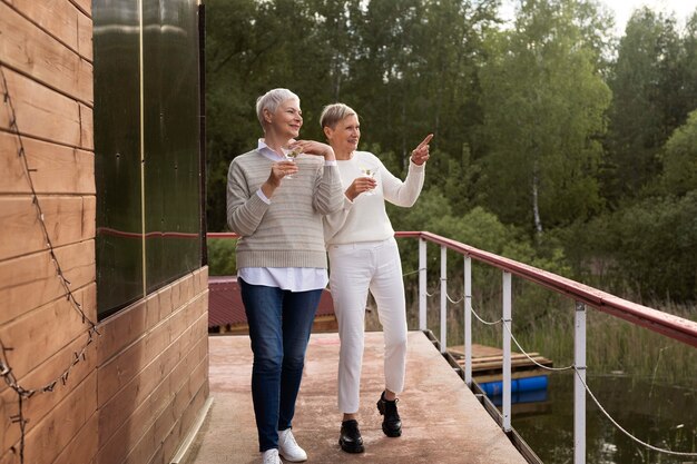 Amigos de mediana edad divirtiéndose en el festival de comida