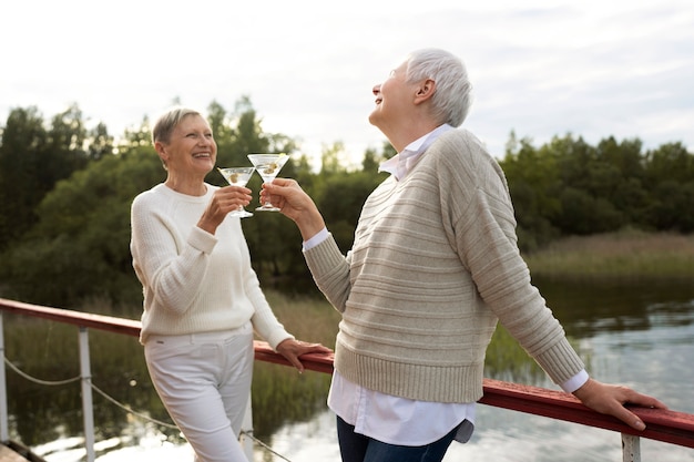 Foto gratuita amigos de mediana edad divirtiéndose en el festival de comida