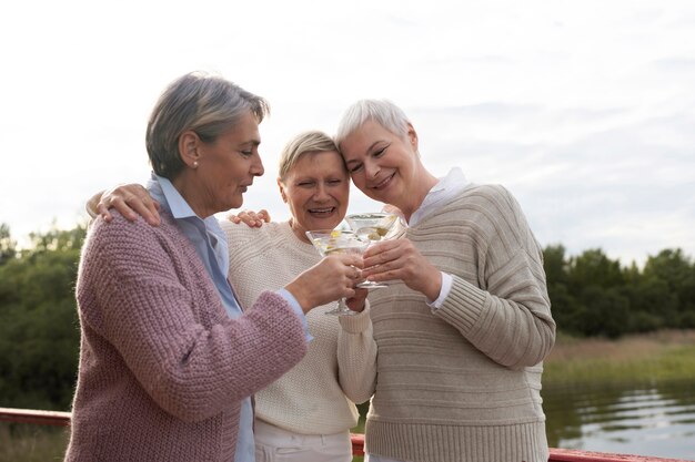 Amigos de mediana edad divirtiéndose en el festival de comida