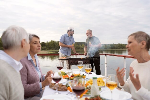 Amigos de mediana edad divirtiéndose en el festival de comida