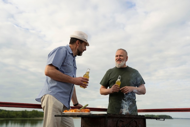 Foto gratuita amigos de mediana edad divirtiéndose en el festival de comida