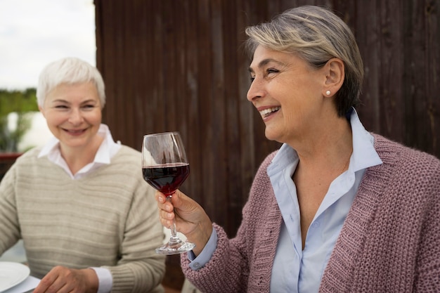 Foto gratuita amigos de mediana edad divirtiéndose en el festival de comida