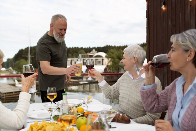 Amigos de mediana edad divirtiéndose en el festival de comida