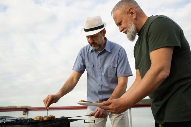 Amigos de mediana edad divirtiéndose en el festival de comida