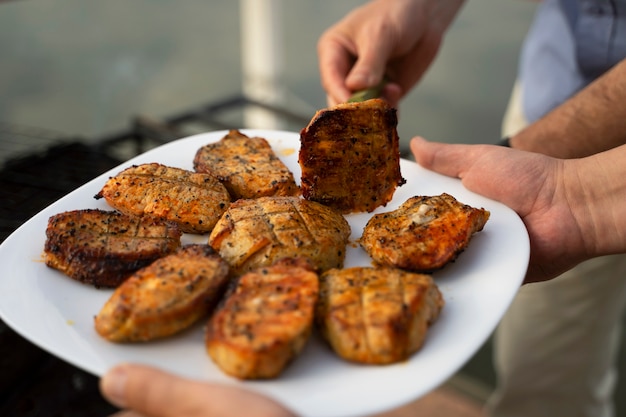 Amigos de mediana edad divirtiéndose en el festival de comida