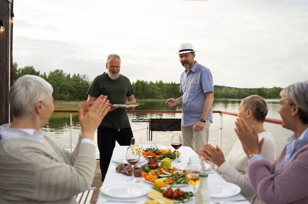 Amigos de mediana edad divirtiéndose en el festival de comida