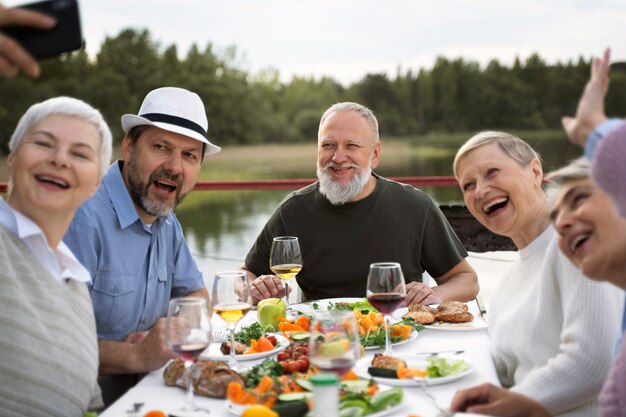 Amigos de mediana edad divirtiéndose en el festival de comida