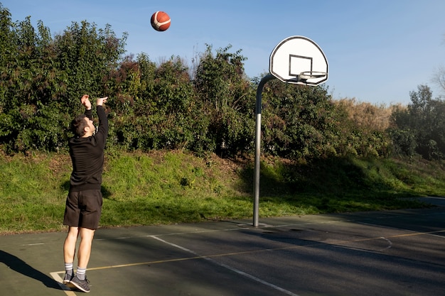 Foto gratuita amigos de mediana edad divirtiéndose juntos jugando baloncesto