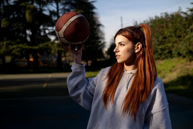 Amigos de mediana edad divirtiéndose juntos jugando baloncesto