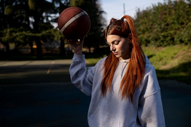 Foto gratuita amigos de mediana edad divirtiéndose juntos jugando baloncesto