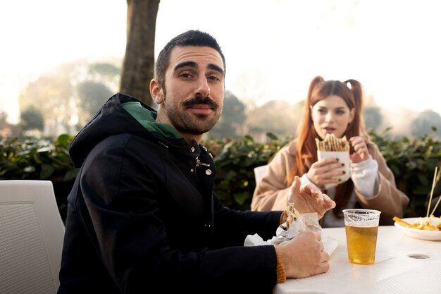 Amigos de mediana edad divirtiéndose juntos en un picnic