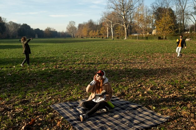 Amigos de mediana edad divirtiéndose juntos en un picnic