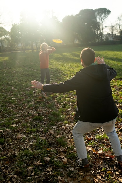 Amigos de mediana edad divirtiéndose juntos en un picnic