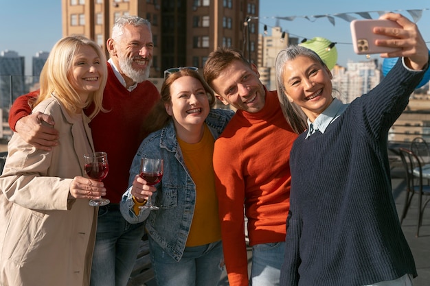 Amigos de mediana edad divirtiéndose