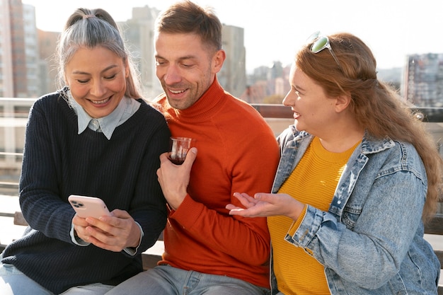 Amigos de mediana edad divirtiéndose