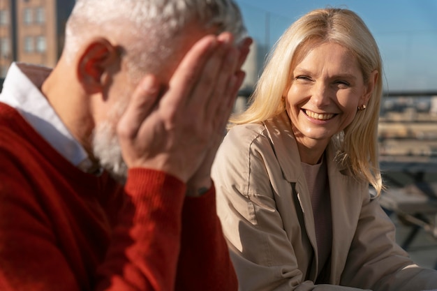 Foto gratuita amigos de mediana edad divirtiéndose