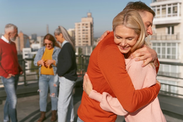 Amigos de mediana edad divirtiéndose