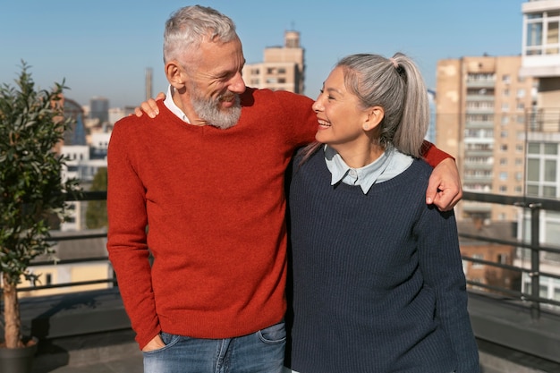 Amigos de mediana edad divirtiéndose