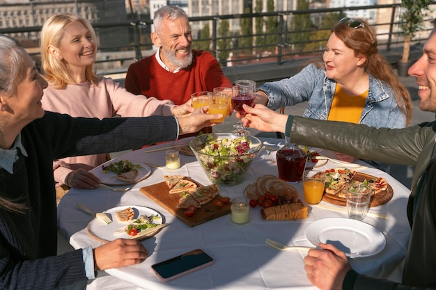 Foto gratuita amigos de mediana edad divirtiéndose