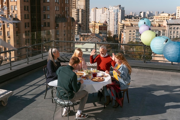 Amigos de mediana edad divirtiéndose