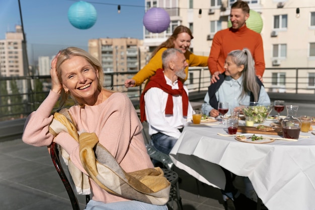 Amigos de mediana edad divirtiéndose