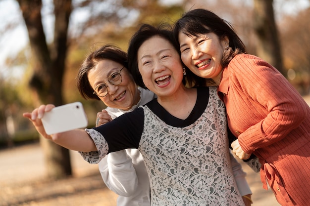 Amigos de mediana edad divirtiéndose