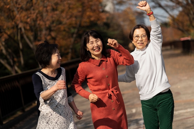 Amigos de mediana edad divirtiéndose