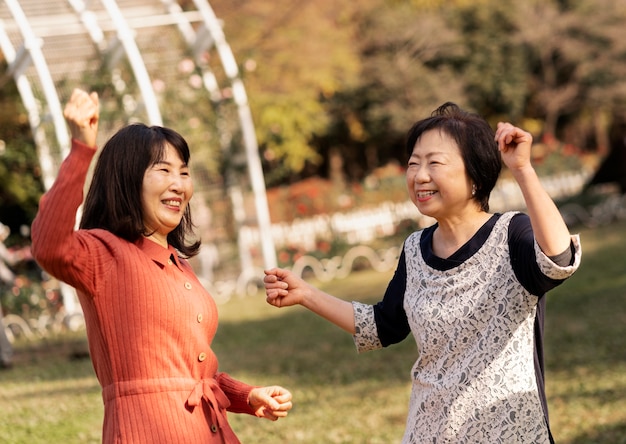 Amigos de mediana edad divirtiéndose