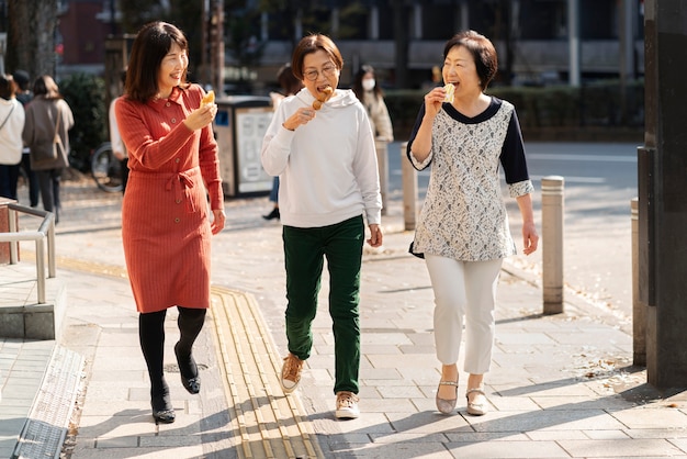 Amigos de mediana edad divirtiéndose