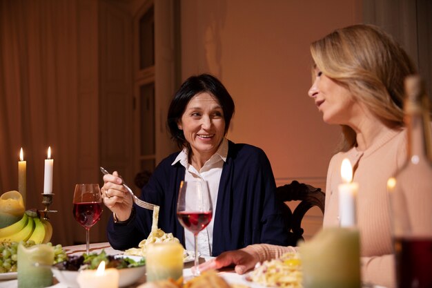 Amigos de mediana edad en la noche cenando