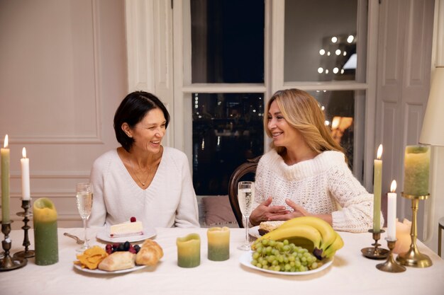 Amigos de mediana edad en la noche cenando