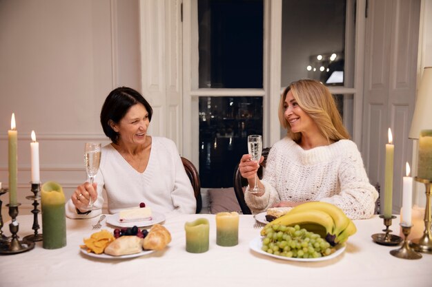 Amigos de mediana edad en la noche cenando