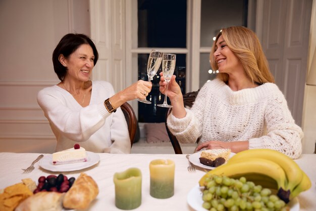 Amigos de mediana edad en la noche cenando