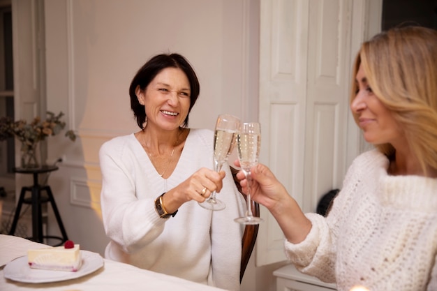 Amigos de mediana edad en la noche cenando