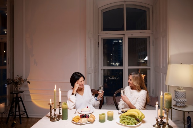 Amigos de mediana edad en la noche cenando