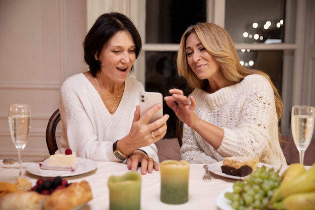 Foto gratuita amigos de mediana edad en la noche cenando