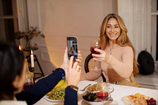 Amigos de mediana edad en la noche cenando