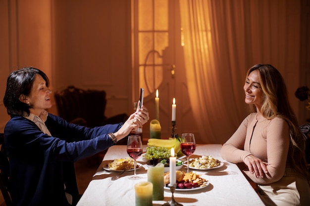 Foto gratuita amigos de mediana edad en la noche cenando