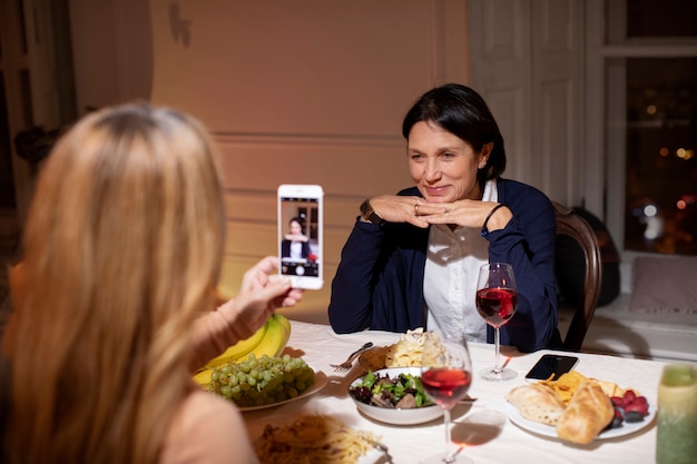 Foto gratuita amigos de mediana edad en la noche cenando