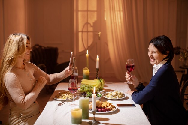 Amigos de mediana edad en la noche cenando