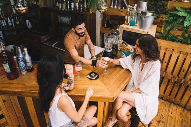 Amigos en mesa en bar