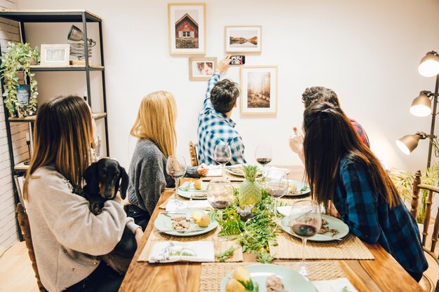 Amigos en mesa con perro